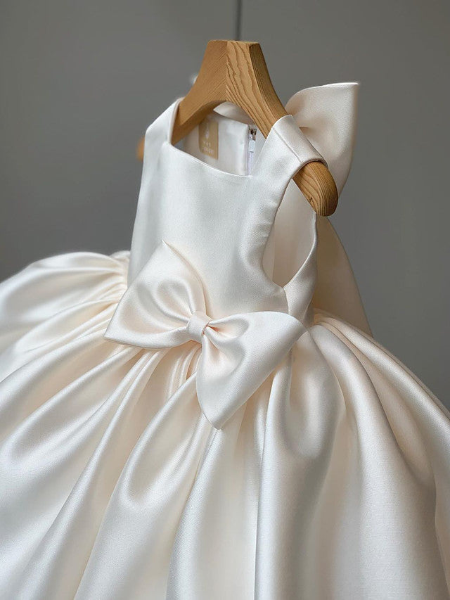 TinyTulle Elegant Sleeveless Satin Flower Girl Dress with Pleated Skirt &amp; Bow Detail